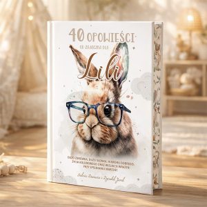 Okładka książki z tytułem "40 opowieści od zajączka dla Lili", przedstawiająca zająca w okularach. Książka ma delikatne, kolorowe tło z motywem przyrodniczym, a w dolnej części znajduje się życzenie pełne zdrowia i radości. W otoczeniu widać miękkie tkaniny i dekoracyjne światła.