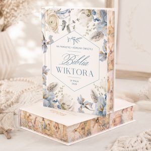 Biblia z ozdobną okładką, z napisami w języku polskim oraz kwiatowymi motywami, na pamiątkę Komunii Świętej Wiktora.