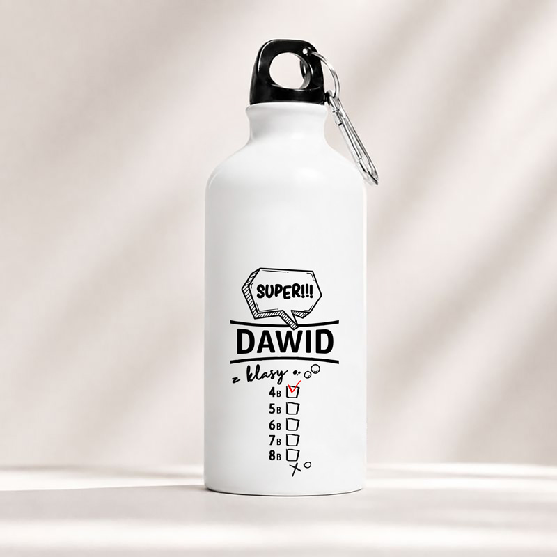 Biała butelka z grafiką, na której widnieje napis "SUPER!!! DAWID" oraz lista z zadaniami do odznaczenia.