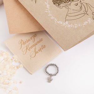 Biżuteryjny pierścionek dla dziewczynki w zestawie z futerałem i personalizowaną kartką pamiątkową.
