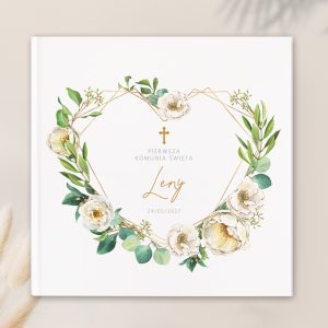 Elegancka okładka zaproszenia na Pierwszą Komunię Świętą z motywem serca z białymi kwiatami i zielonymi gałązkami.