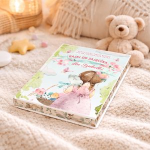 perosnalizowane-najki-z-ozdobnymi-brzegami Ilustrowane pudełko z bajkami od zajączka, z dziewczynką trzymającą ptaka w otoczeniu kwiatów i pisanek. W tle pluszowy miś.