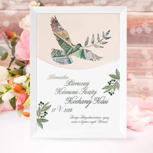 Elegancka ramka z obrazkiem gołębia wykonanego z banknotów, z napisem 'Pamiątka Pierwszej Komunii Świętej Kochanej Kasi' oraz datą '17 V 2026', otoczona delikatnymi listkami. Tło z bokeh i kwiatami w pastelowych kolorach.