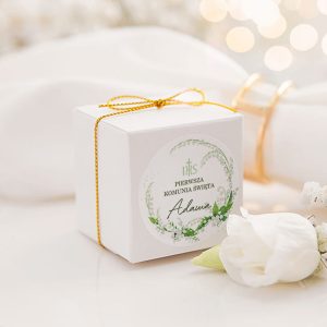 Kwadrtowe pudełeczka na upominki, słodycze dla gości komunijnych z personalizowaną etykietą