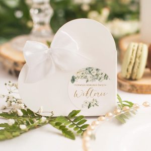 Pudełęczka w kształcie serca z etykietą personalizowaną w motywoe Białych Kwiatów