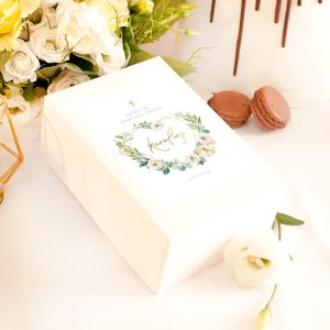 Prostokątne pudełko na ciasto komunijne z personalizowanym wieczkiem i grafiką geometrycznego serca