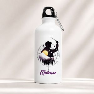 Biała butelka ze wzorem przedstawiającym osobę z batutą na tle gór i zachodu słońca oraz imieniem "Mateusz".
