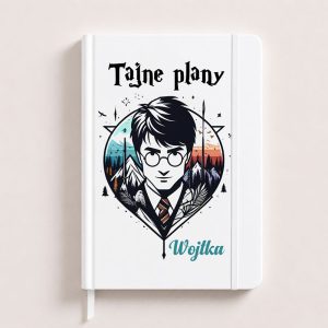 Biały notes z grafiką przedstawiającą postać z okularami i czarnymi włosami, w tle góry i lasy, z napisem "Tajne plany Wojtka".