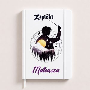 Notatnik z grafiką przedstawiającą postać z różdżką, otoczoną górami, drzewami i słońcem, z napisem "Zapiski Mateusza".