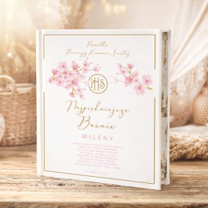 Księga z białą okładką ozdobioną kwiatami, tytuł "Najpiękniejsze Baśnie Mileny", datą 25 maja 2027.