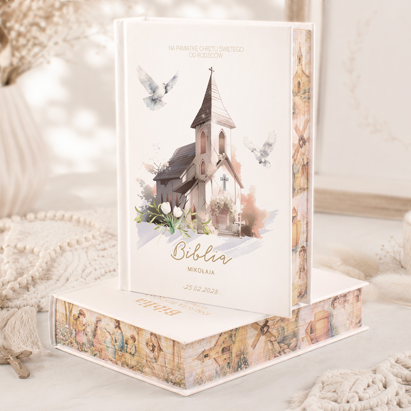 Elegancka Biblia z ilustracją kościoła, białą okładką i datą 25.02.2023, umieszczona na dekoracyjnym tle.