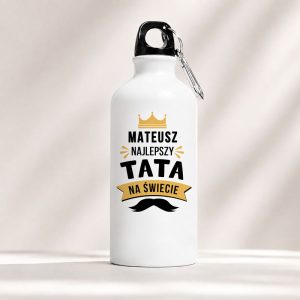 Biała butelka z nadrukiem, na którym widnieje napis "MATEUSZ NAJLEPSZY TATA NA ŚWIECIE" oraz dekoracyjne elementy graficzne.
