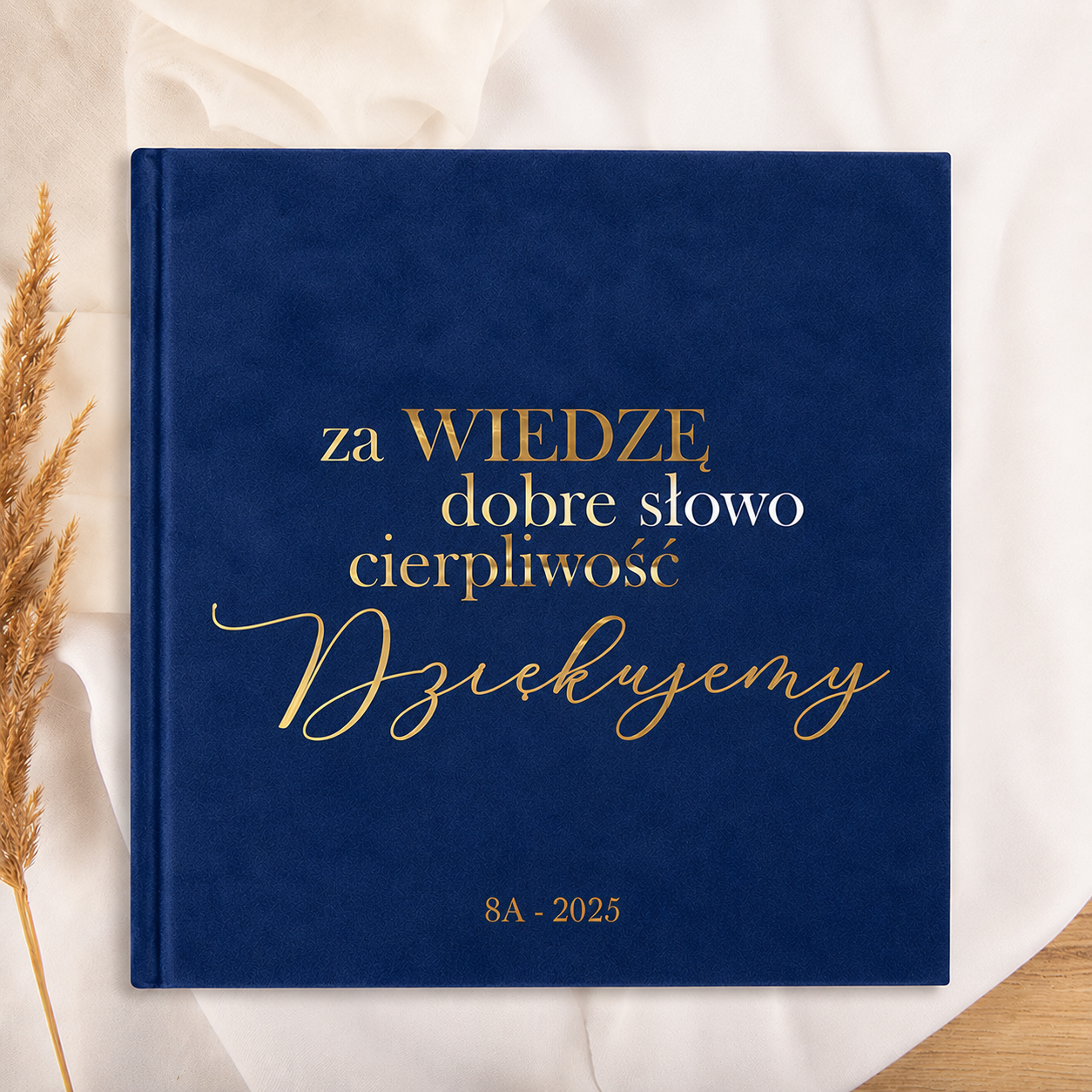 Niebieska, elegancka okładka książki z napisem w złotym kolorze: "za WIEDZĘ dobre słowo cierpliwość Dziękujemy" oraz rokiem 2025.