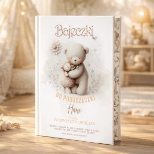 Okładka książki zatytułowanej "Bajeczki do poduszeczki Hani" z ilustracją misia obejmującego owieczkę, z dekoracyjnymi elementami roślinnymi w tle, na jasnym tle w przytulnym wnętrzu.