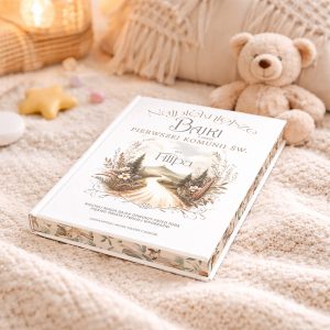 bajki-droga-d-komunii-sw Książka zatytułowana 'Najpiękniejsze Bajki o Pierwszej Komunii Św. dla Filipa' leży na jasno beżowym kocu, obok miękkiego misia i małych ozdób w kształcie gwiazdek oraz stożków. Książka ma elegancką okładkę z delikatnymi rysunkami roślinnymi.