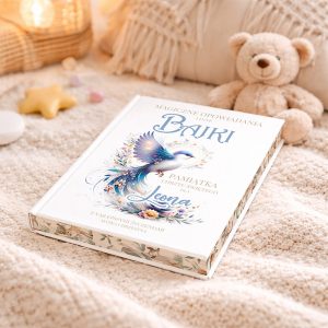 bajki-pamiatka-chrztu-sw Książka leży na jasnym, miękkim kocyku, a na okładce znajduje się napis 'Magiczne Opowiadania i inne Bajki', ozdobione kolorowym, fantastycznym motywem ptaka. Obok niej znajduje się biały pluszowy miś oraz kilka dekoracyjnych przedmiotów, w tym gwiazdka i pastelowe cukierki.