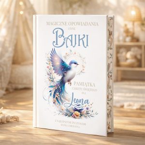 Okładka książki zatytułowanej "Magiczne opowiadania i inne bajki" z ilustracją kolorowego ptaka oraz napisem "Pamiątka Chrztu Świętego dla Leona" z dodatkowymi tekstami na dole, na jasnym tle w przytulnym otoczeniu.