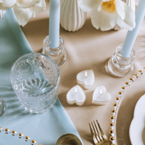 Biale świeczki dekoracyjne w kształcie serca. Uniwersalna dekoracja stołu na różne przyjęcia.