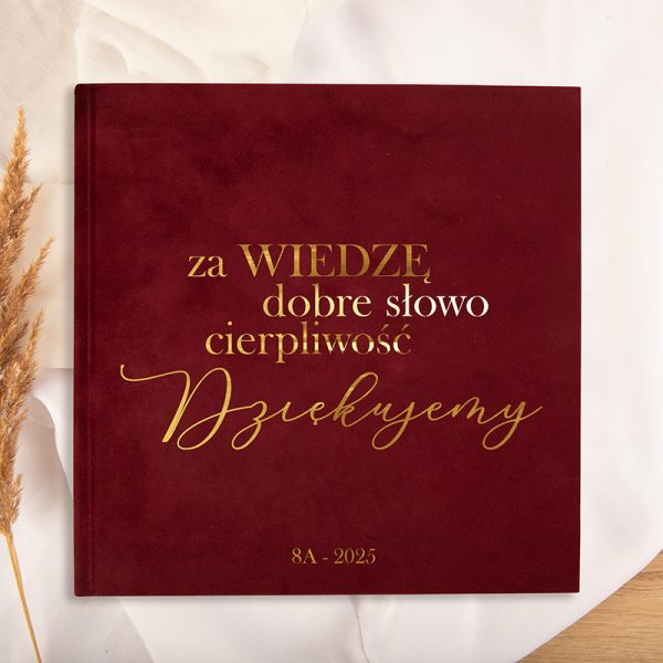 Podziękowanie dla nauczyciela. Welurowy album ze złotym napisem.