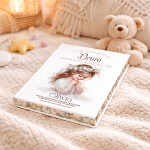 personalizowane-bajki-z-okladka-uroczej-dziewczynki-na-komunie Książka zatytułowana "Najpiękniejsze Bajki o Pierwszej Komunii Św." leży na jasnym, miękkim kocu obok pluszowego misia i dekoracyjnych gwiazdek. Na okładce przedstawiona jest dziewczynka z długimi włosami w białej sukience i wiankiem z kwiatów.