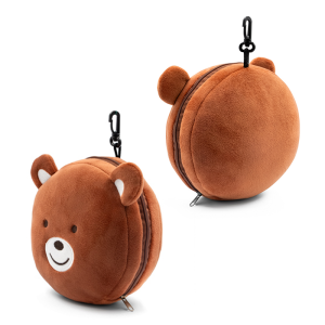 poduszka-podrozna-zapinana Poduszka w kształcie misia, wykonana z miękkiego materiału, z haftowanym uśmiechem i uszkami, z zapięciem na zamek błyskawiczny, zawieszony na karabińczyku.