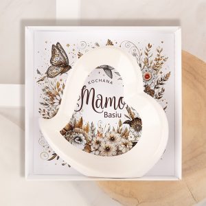 Otwarte pudełko z personalizowaną kartką i ceramicznym sercem na Dzień Mamy. Wyjątkowa pamiątka dla mamy.