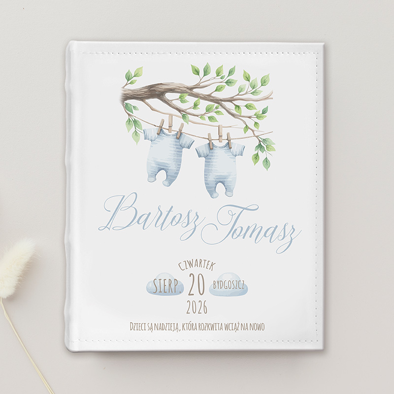 Przyjazny projekt zaproszenia z dwoma niebieskimi ubrankami na lince, zawieszonymi na gałęzi z liśćmi. U góry widnieje imię 'Bartosz Tomasz', a poniżej data i lokalizacja: 'Czwartek, Sierp 20, Bydgoszcz'. W dolnej części znajduje się napis: 'Dzieci są nadzieją, która rozkwita wciąż na nowo.'
