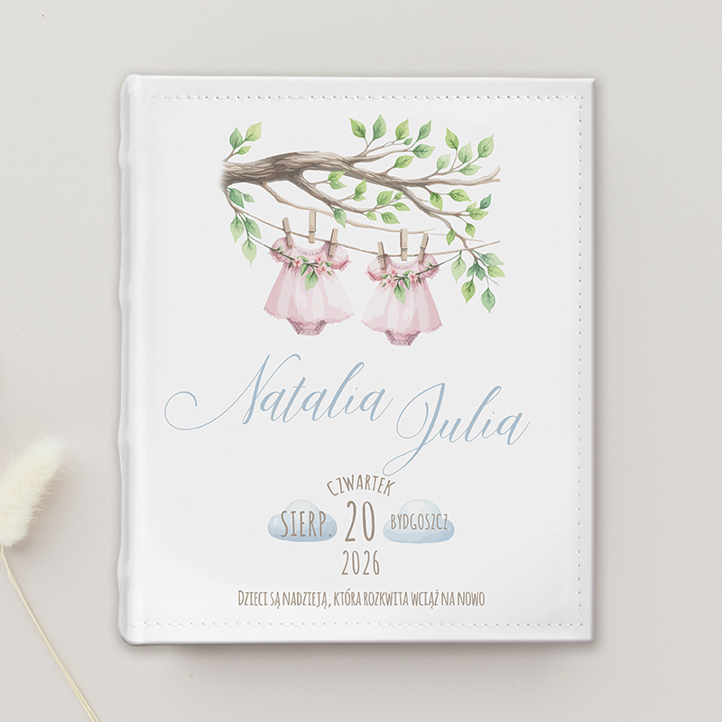 Stylowa grafika z parasolkami i sukienkami dziecięcymi, zawierająca imiona "Natalia Julia", datę "20 sierpnia 2026", i napis "Dzieci są nadzieją, która rozkwita wciąż na nowo".