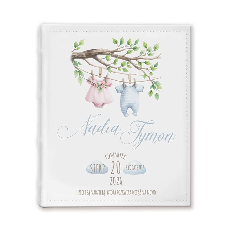 Ilustracja ze wszech stron dla dziecka, na której znajduje się gałąź z liśćmi oraz powieszone na sznurku różowe sukienki i niebieski bodziak. Pod nimi widnieje imię "Nadia Tymon" oraz daty: "Czwartek, 20 Sierpnia 2026, Bydgoszcz". Motto brzmi: "Dzieci są nadzieją, która rozkwita wciąż na nowo".