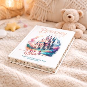 Książka zatytułowana 'Baśniowy Świat', z ilustracją kolorowego zamku w chmurach, leży na jasnym podłożu z miękkim kocykiem, obok znajduje się pastelowy miś pluszowy oraz dekoracyjne elementy w tle.