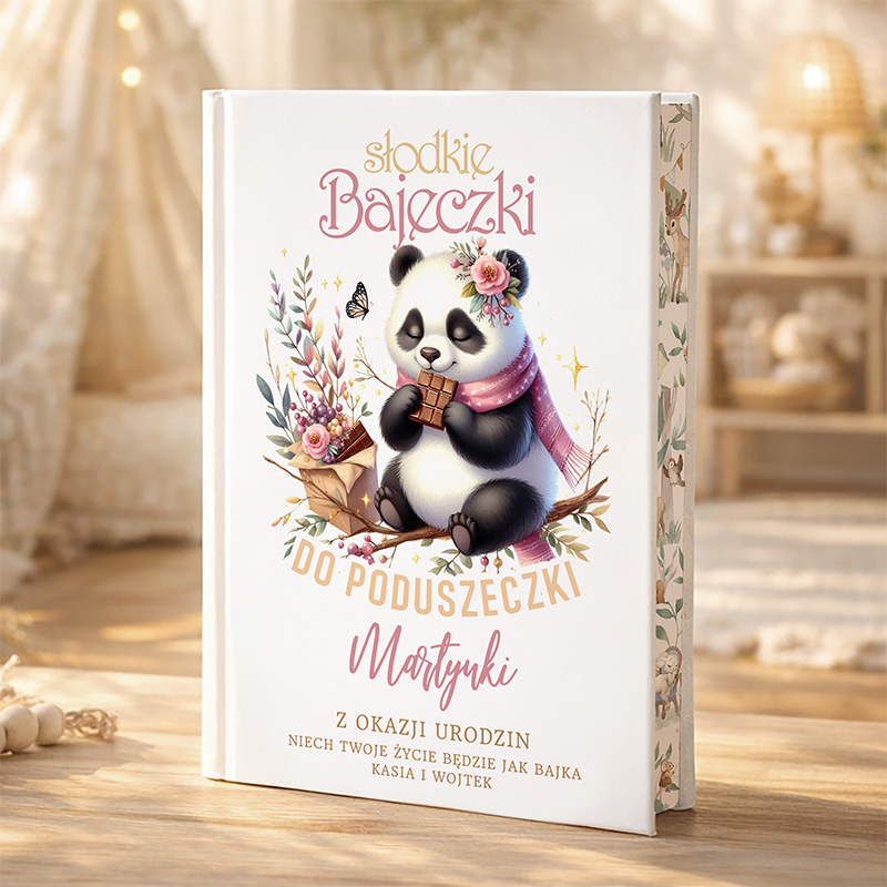 Książka dla dzieci z ilustracją pandy trzymającej czekoladę, z napisem 'Słodkie Bajeczki do Poduszeczki Martynki', otoczona kwiatami i dekoracjami; tło w ciepłym, przytulnym wnętrzu.