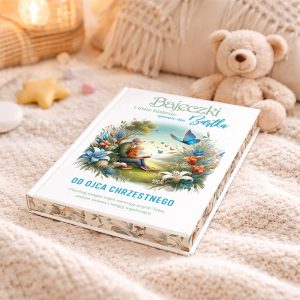 Książka "Bajeczki" leży na miękkim kocyku, otoczona małymi kolorowymi klockami i pluszowym misiem, z ilustracją przedstawiającą dziecko siedzące na trawie w otoczeniu kwiatów i motyli.