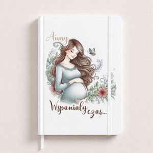 Kobieta w ciąży trzymająca brzuch, otoczona kwiatami i motylkiem, z napisem "Wspaniały czas" na okładce notesu.