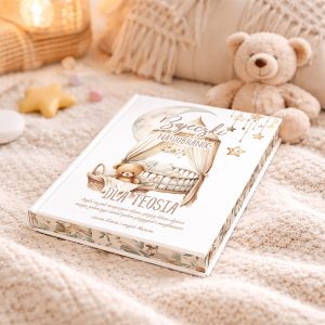 bajki-dla-dziecka-z-imieniem Książka dla dzieci zatytułowana 'Bajeczki Najdobranoc dla Teosia' leży na jasnym, miękkim kocu. Na okładce widoczne jest łóżeczko z pluszowym misiem, zawieszonymi gwiazdkami oraz piękną zasłonką. W tle znajduje się pluszowy miś i dekoracje w delikatnych odcieniach.