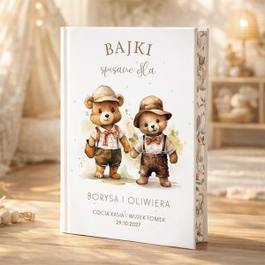 Okładka książki z tytułem 'BAJKI spisane dla Borysa i Oliwiera', przedstawiająca dwa urocze misie w stylowych ubraniach: jeden w kapeluszu z daszkiem i koszuli, drugi w kapeluszu i muszce. Tło delikatnie ozdobione roślinnymi motywami.