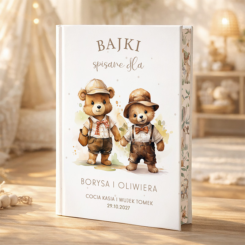 Okładka książki z tytułem 'BAJKI spisane dla Borysa i Oliwiera', przedstawiająca dwa urocze misie w stylowych ubraniach: jeden w kapeluszu z daszkiem i koszuli, drugi w kapeluszu i muszce. Tło delikatnie ozdobione roślinnymi motywami.