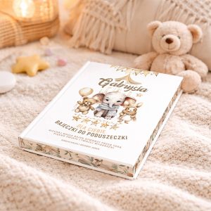 bajki-ze-zwierzakami-na-okladce Książka zatytułowana "Gabrysia" leży na jasnym, miękkim podłożu z królewskim motywem, obok przytulanki w kształcie misia oraz dekoracyjnych gwiazdek; na okładce widoczne są rysunkowe postacie zwierząt i napisy w delikatnych kolorach.