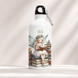 Biała butelka z rysunkiem wróżki siedzącej na stosie książek, trzymającej książkę, z imieniem "JULIA" na górze.