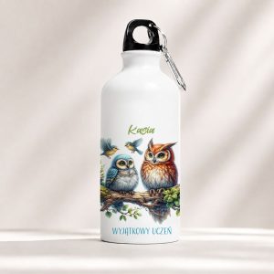 Biała butelka z grafika dwóch sów siedzących na gałęzi, otoczone małymi ptakami, z napisem "Kasia" i "WYJĄTKOWY UCZEŃ".