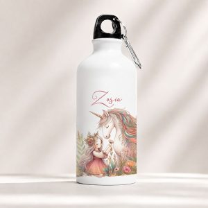 Butelka z grafiką przedstawiającą dziewczynkę z jednorożcem w pastelowych kolorach, z imieniem "Zosia" u góry.
