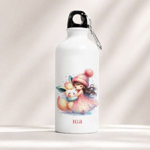 Biały bidon z rysunkiem dziewczynki przytulającej kolorowego lisa oraz napisem "IGA".