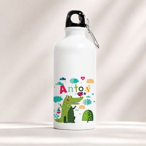 Butelka wody z kolorową grafiką przedstawiającą krokodyla, chmurki i drzewka, z imieniem "Antoś" na froncie.