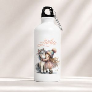 Biała butelka z graficznym motywem dziewczynki przytulającej jednorożca oraz napisem "Liutka".