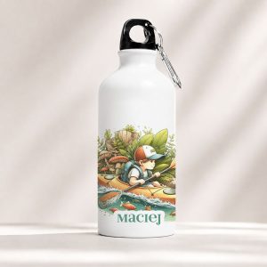Biała butelka ze rysunkiem chłopca w kayakach, otoczonego roślinnością, z imieniem "maciej" na dole.