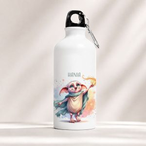Biała butelka z rysunkiem małego, uroczo wyglądającego stworka z ogonkiem, ubranym w szatę, trzymającego ognisty płomień. Na butelce widnieje napis "HANIA".