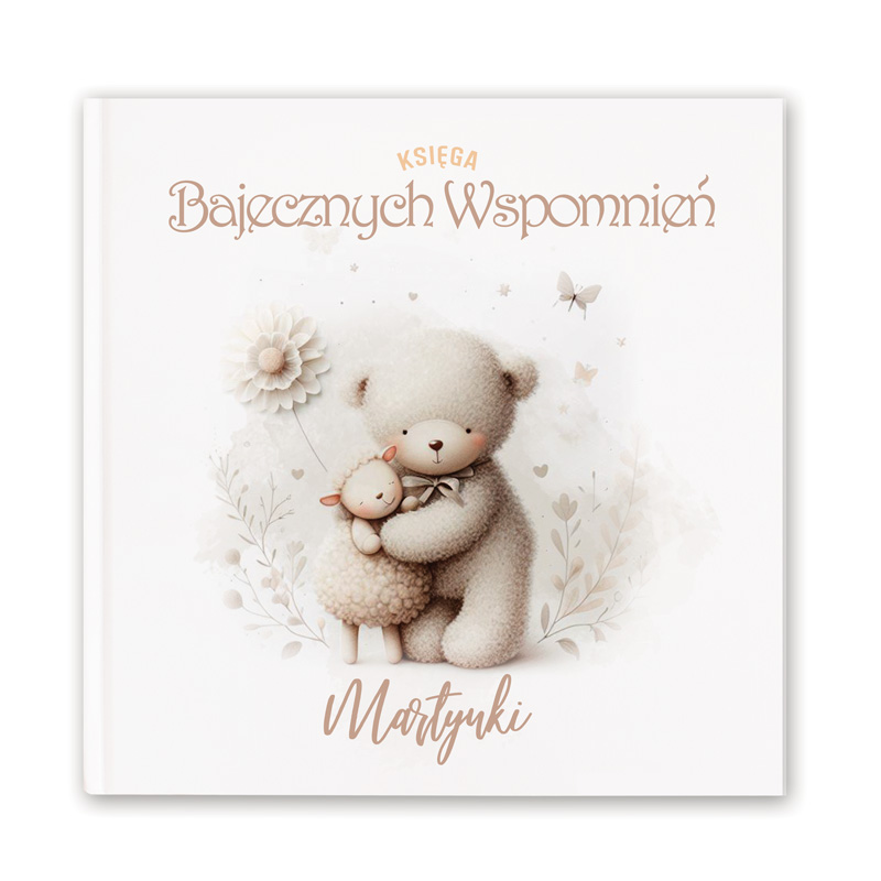 Okładka księgi z napisem "Bajecznych Wspomnień" z ilustracją młodego misia przytulającego owieczkę, otoczeni delikatnymi kwiatami i motylami na jasnym tle.