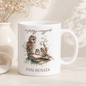 Kubek z ilustracją sów na książce, z napisem "najlepszy nauczyciel" oraz imieniem "Pani Renata".