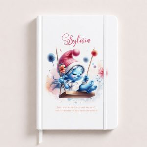 Biały notes z ilustracją niebieskiej postaci na huśtawce, z napisem "Sylwia" i hasłem motywacyjnym w tle.