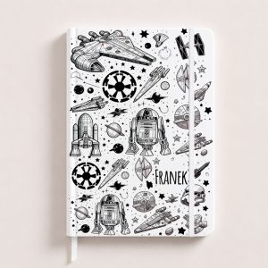 Notatnik z ilustracjami statków kosmicznych, robotów i planet w stylu czarno-białym, z napisem "FRANEK".