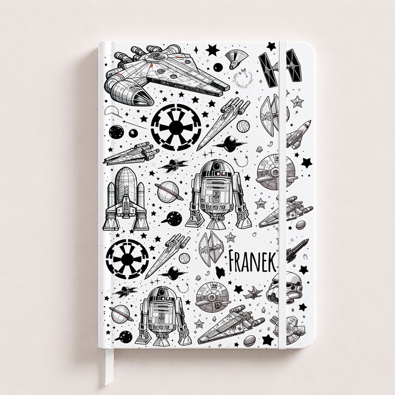 Notatnik z ilustracjami statków kosmicznych, robotów i planet w stylu czarno-białym, z napisem "FRANEK".